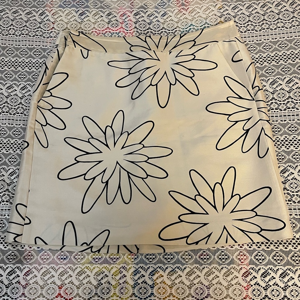 Vintage Kenneth Cole Cream with bold Floral design . 100% silk Mini Skirt